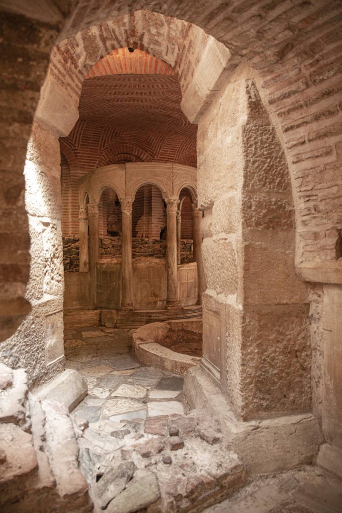 Thessalonique : crypte de l'église Agios Dimitrios où l'on trouve d'anciens bains romains