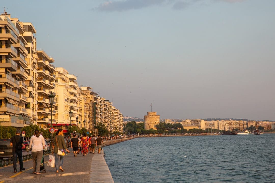 Promenade au coucher du soleil sur le front de mer de Thessalonique en Grèce. Au loin se dessine la Tour blanche.