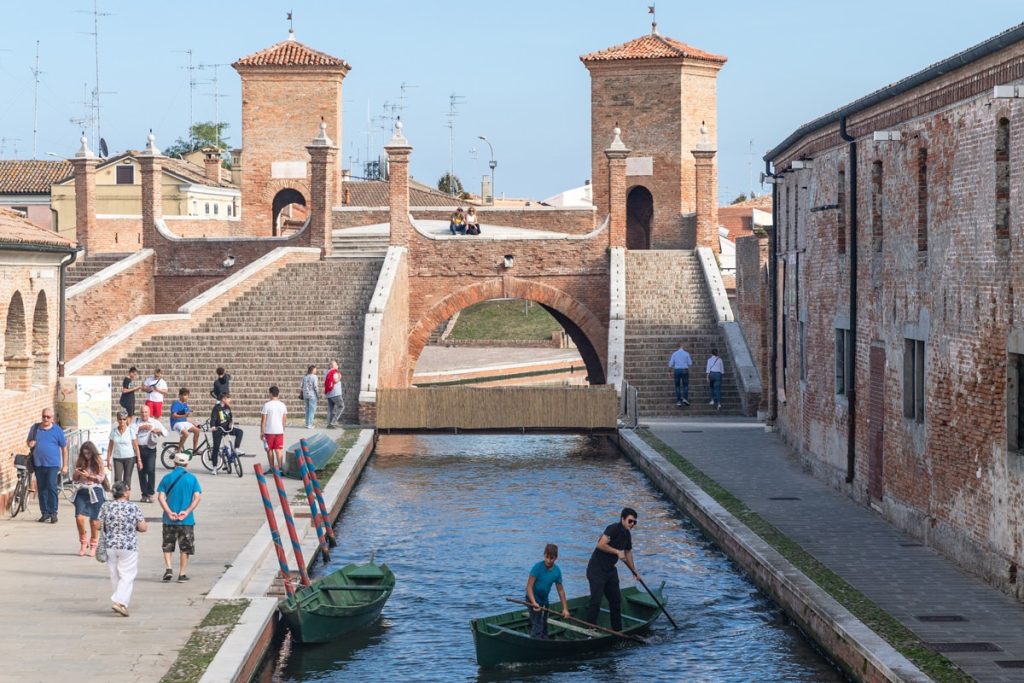 Le pont Trepponti de Comacchio en Italie, un pont construit au 17ème siècle, carrefour de 5 canaux. #inemiliaromagna