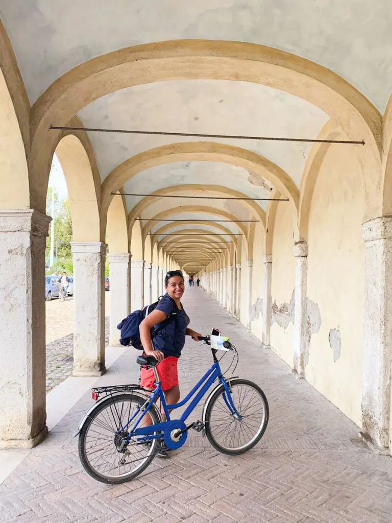 Découvrir le delta du Pô à vélo est fortement recommandé. Le vélo se loue à Comacchio à l'office de tourisme et permet de se balader pour aller voir les flamants roses qui se trouvent autour du lagon