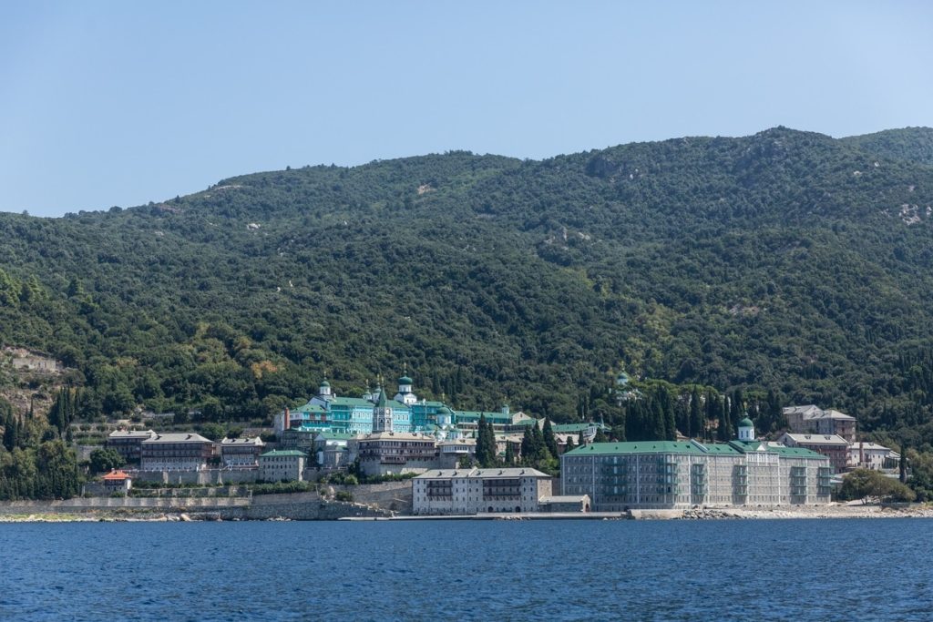 Monastère du Mont Athos en Grèce continentale. Il est interdit aux femmes de s'y rendre donc la sortie en bateau est recommandée