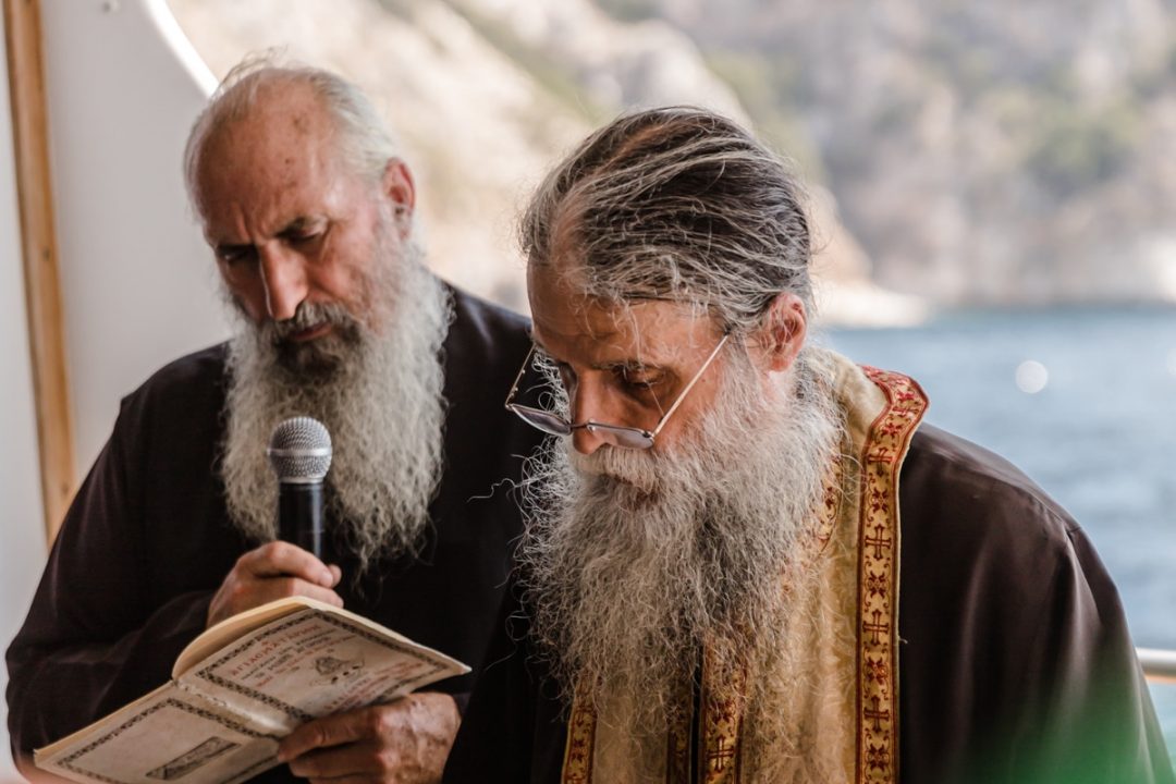 Prière sur le bateau au mont Athos, une montagne sacrée interdite aux femmes