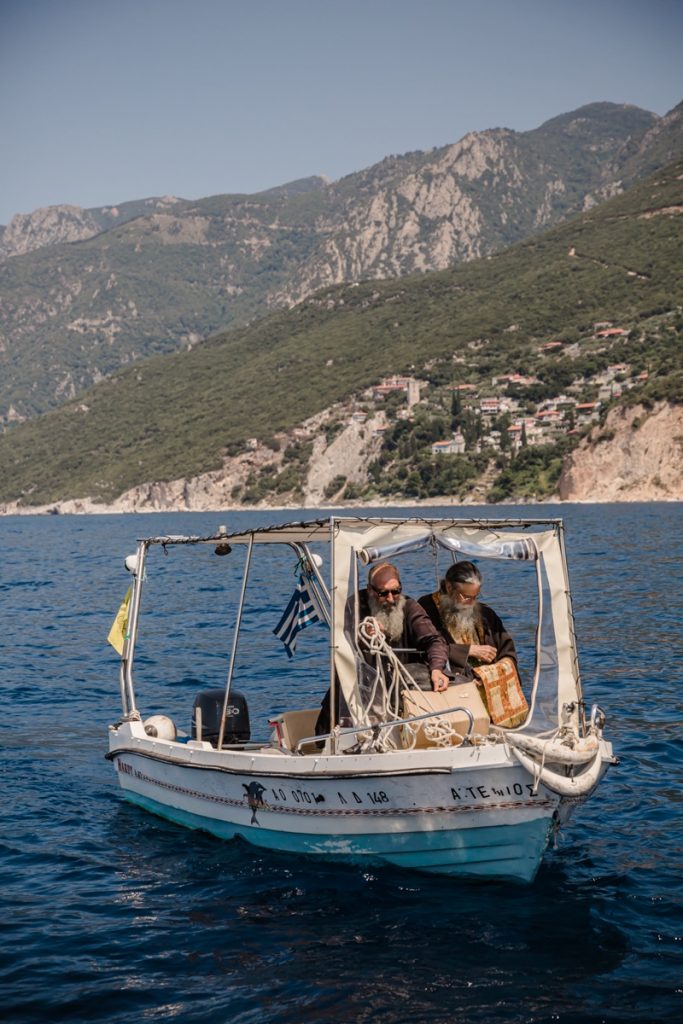 Arrivée des prêtres sur la bateau pour la bénédiction du 15 août au mont Athos