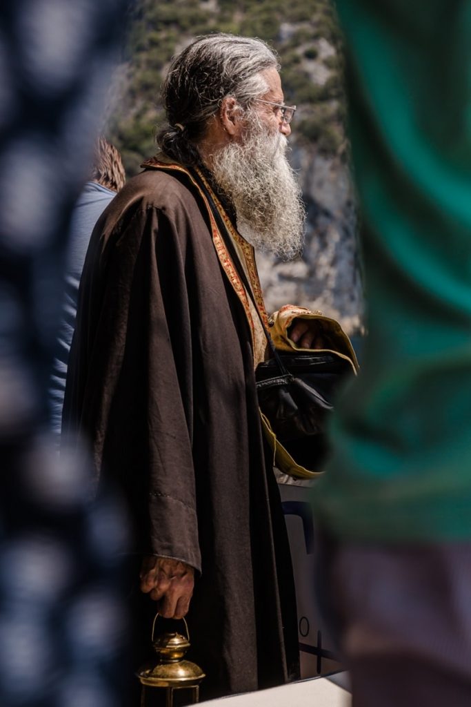 Le prêtre attendant le bateau qui le ramènera sur le mont Athos