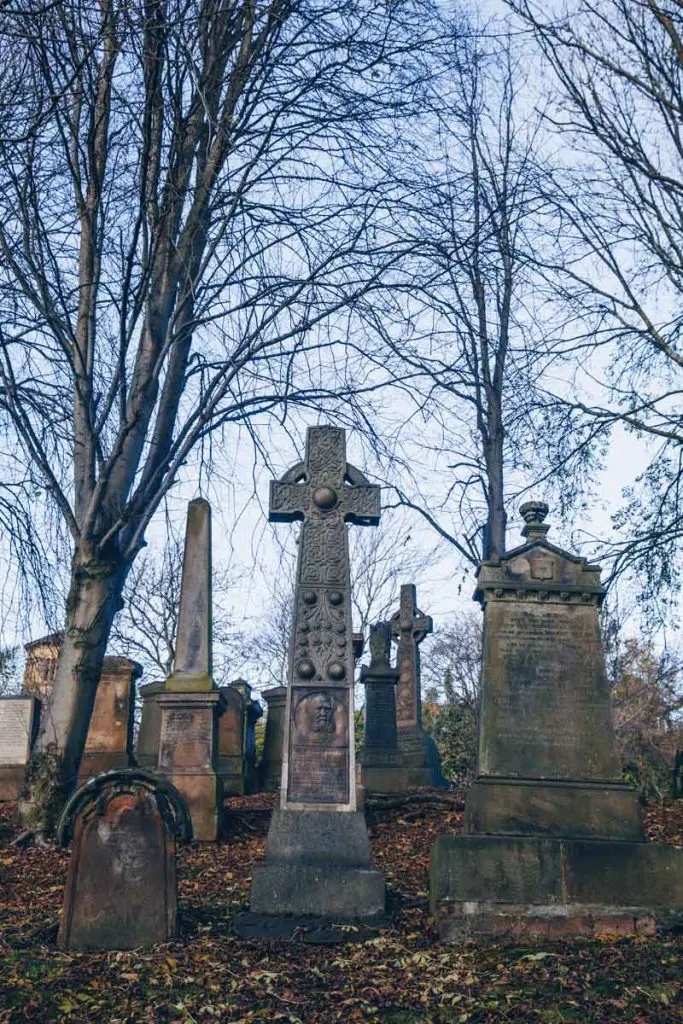 Croix celte dessinée par Mackintosh vue dans la nécropole de Glasgow