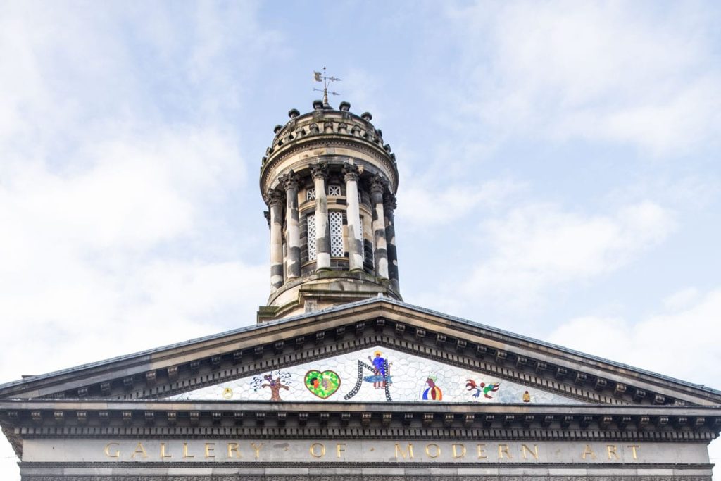 Frise du Goma à Glasgow décorée par Nicky de Saint Phalle