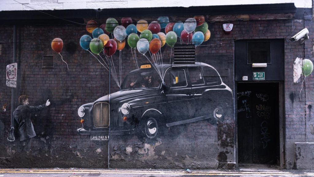 Glasgow est une ville qui se visite pour son street art. The world's most economical taxi by Rogue Oner