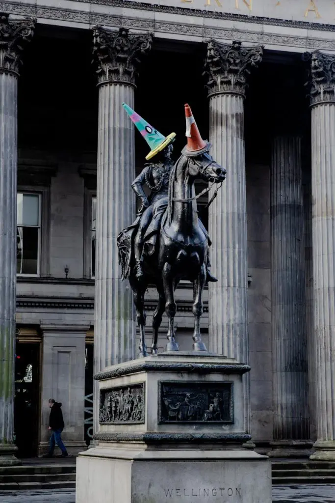 Statue du duc de Wellington coiffée d'un cone de chantier... Du street art pour emblème de Glasgow