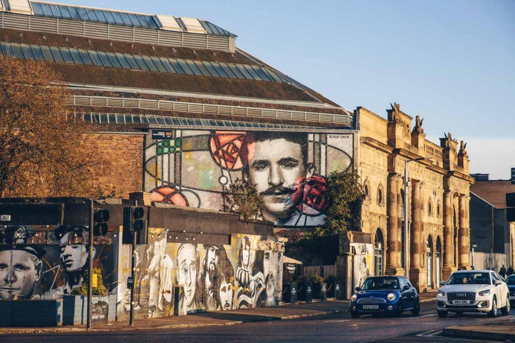 Fresque de Rogue Oner à Glasgow, elle représente l'architecte écossais Charles Rennie Mackintosh