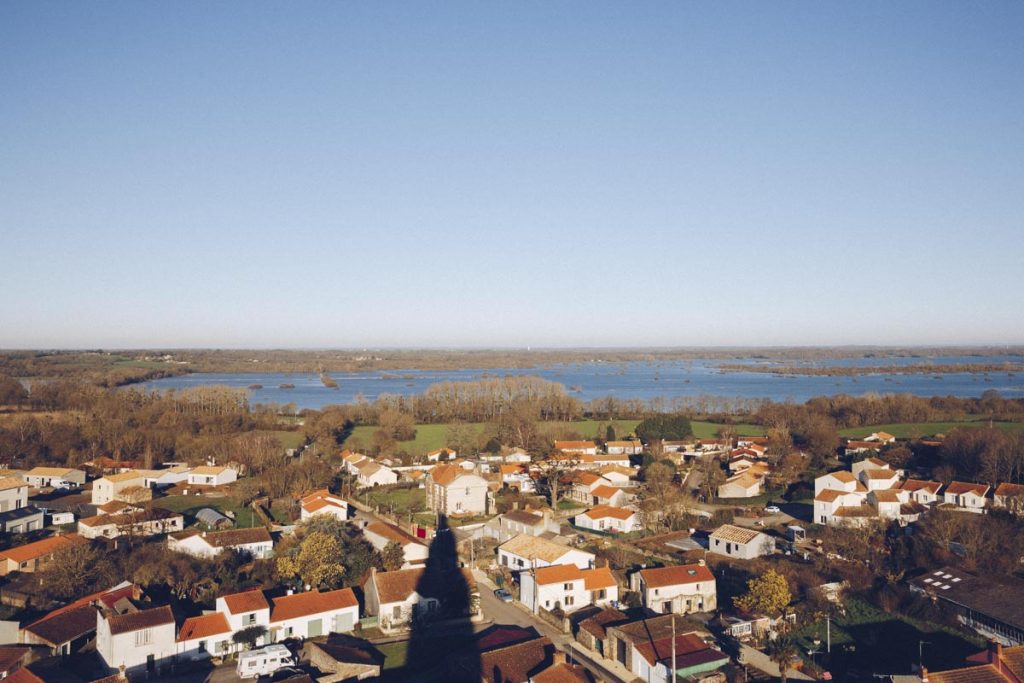 Vue du clocher de Saint Lumine de Coutais sur le lac de Grand Lieu