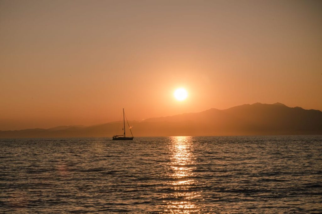A l'ouest de l'île de Thassos en Grèce, on peut voir de très jolis couchers de soleil