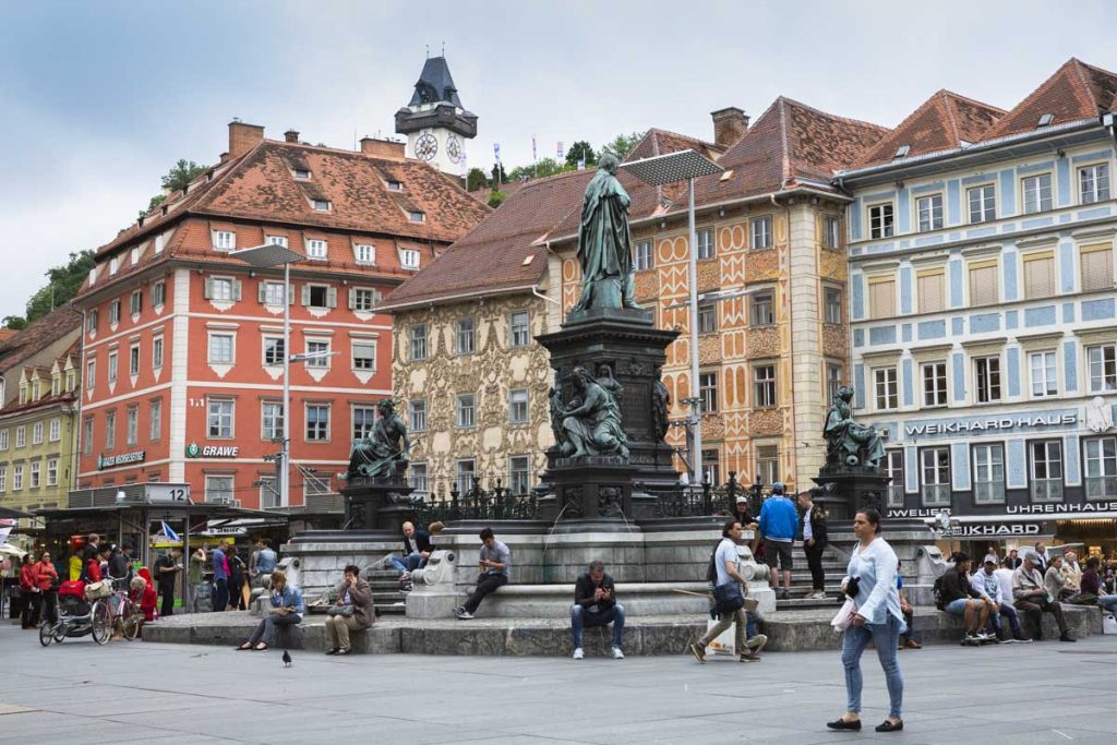 Hauptplatzgraz-vue-sur-la-tour-de-horloge