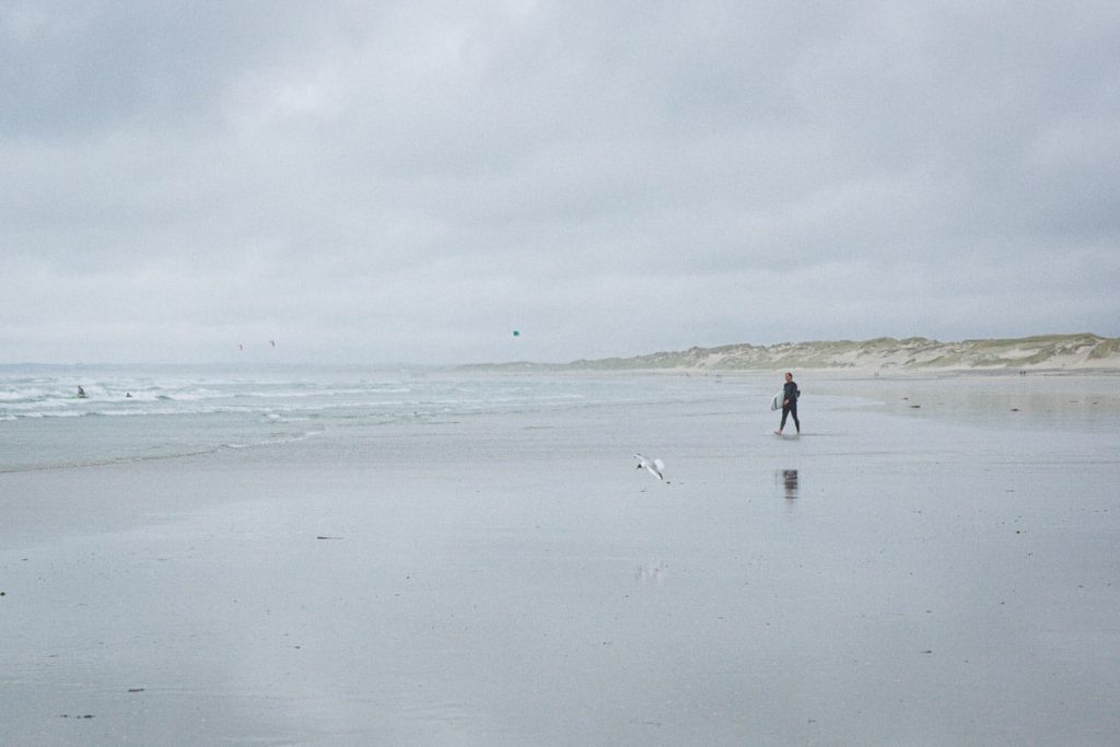 surfer-pointe-de-la-torche_