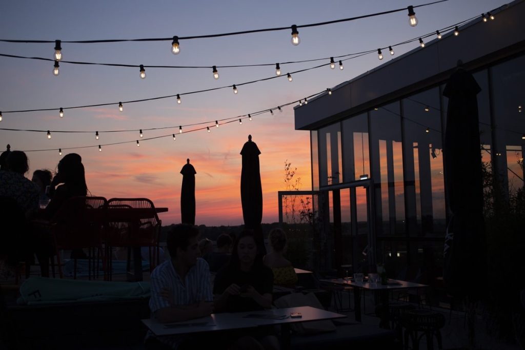 Coucher de soleil depuis le Bold, le bar en toit terrasse de Maastricht