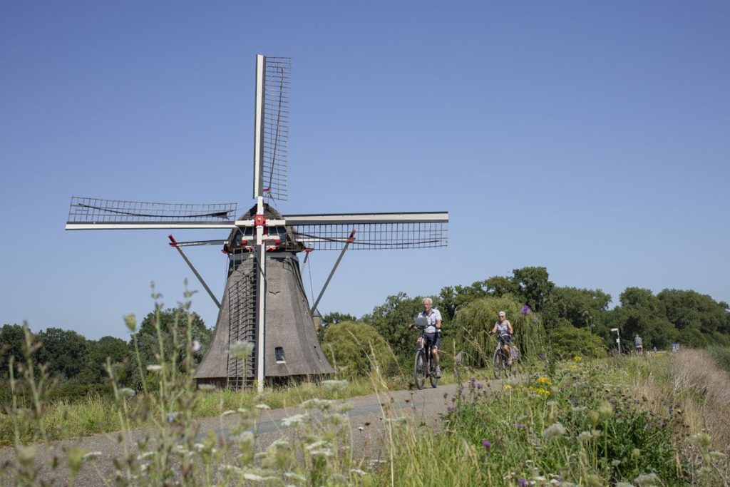 Pays-bas-a-velo-Moulin-a-vent-Waardenburg-1
