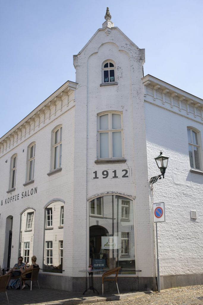 Jolie façade blanche de Thorn, Pays-Bas