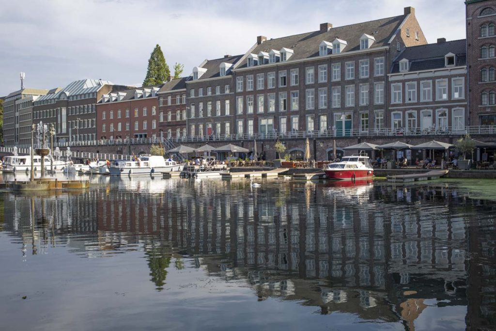 Bateau dans le port du bassin de Maastricht