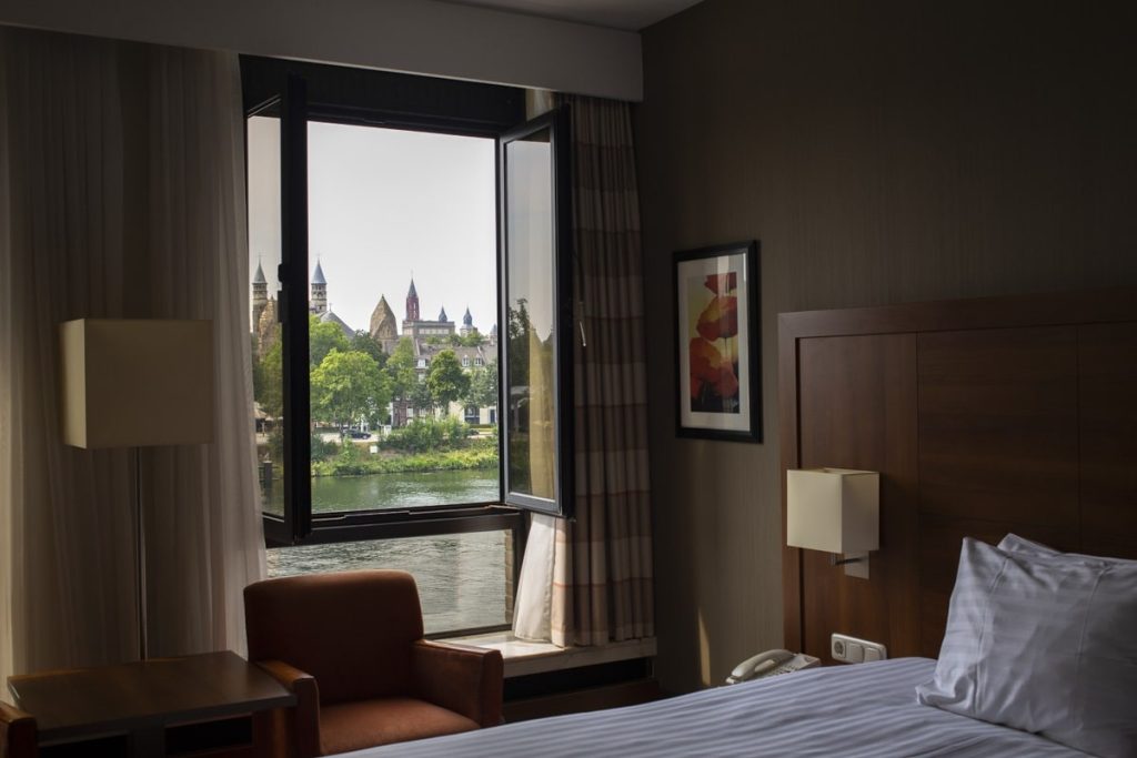 Vue sur le centre historique de Maastriche depuis une chambre du Crown Plazza