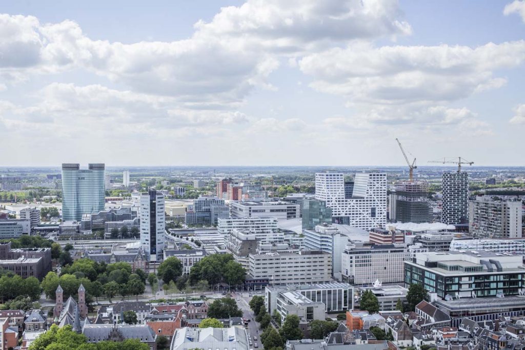 Vue sur les toits de la ville moderne d'Utrecht
