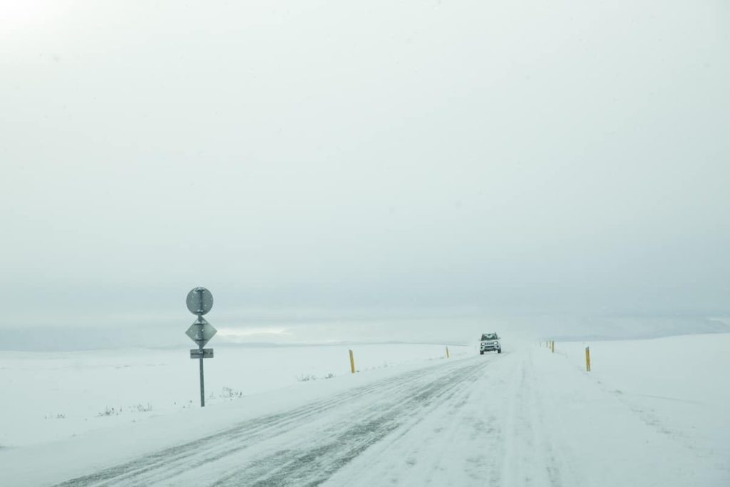 voiture type 4x4 sur les routes glacées et enneigées d'Islande