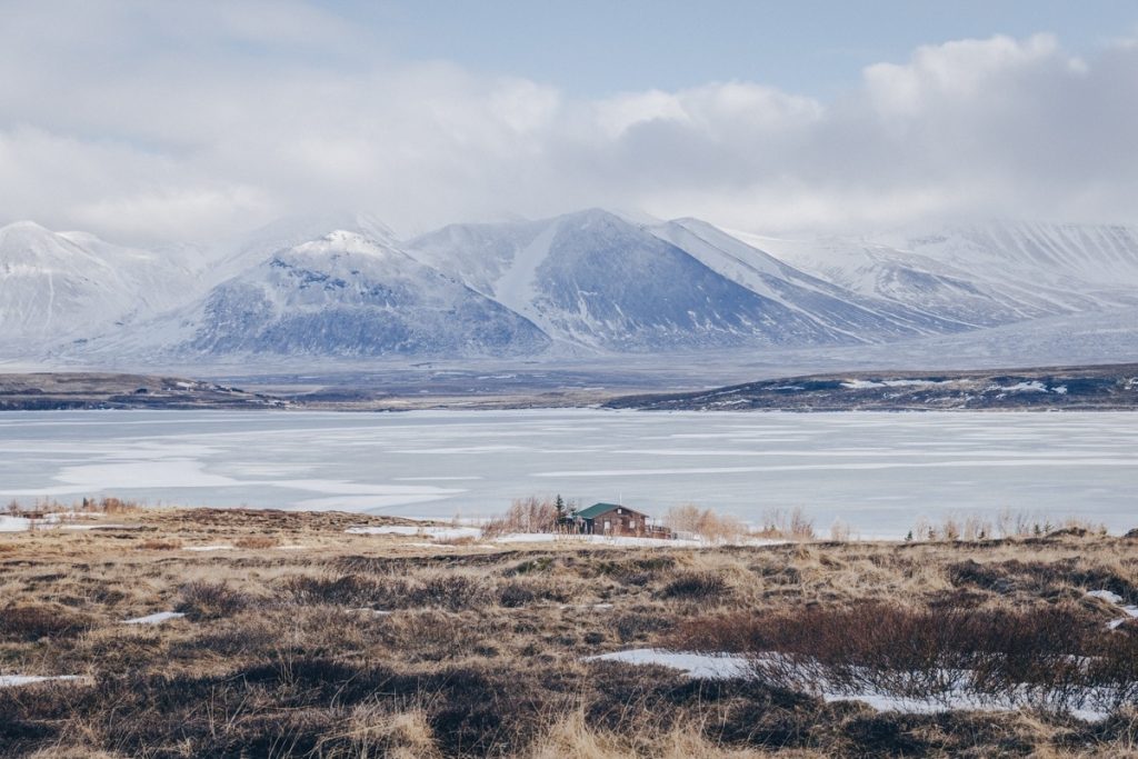 paysage de fjord islandais sous la neige