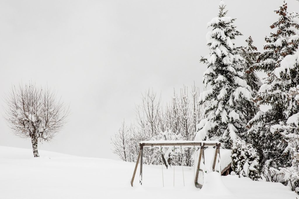 balancoire-sous-la-neige