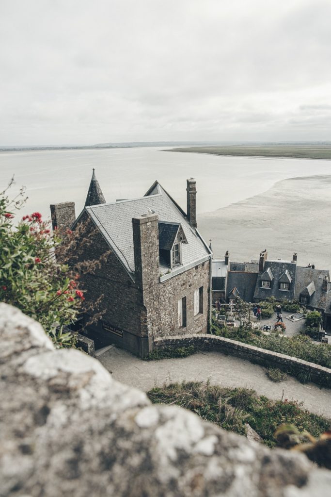 Le cimetière offre de magnifiques vues panoramiques sur la baie du Mont-Saint-Michel