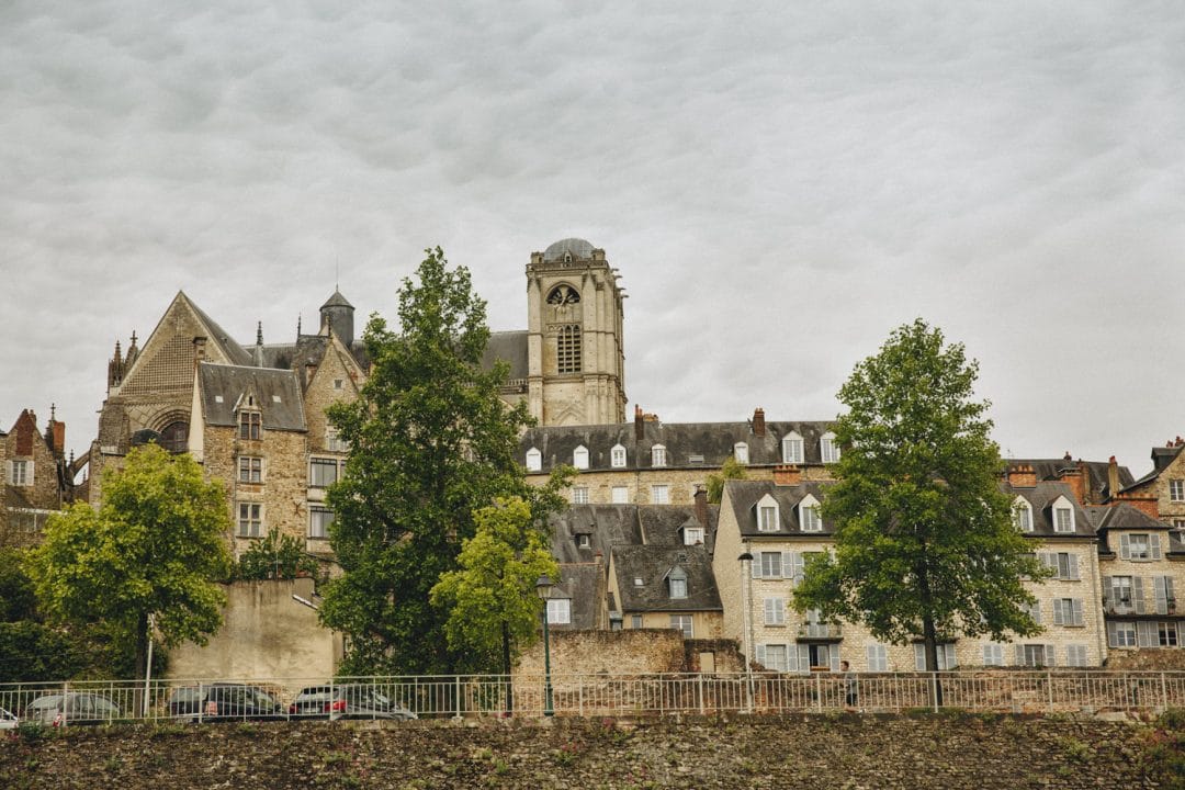 Vue sur la vieille ville du Mans depuis une balade en bateau sur la Sarthe
