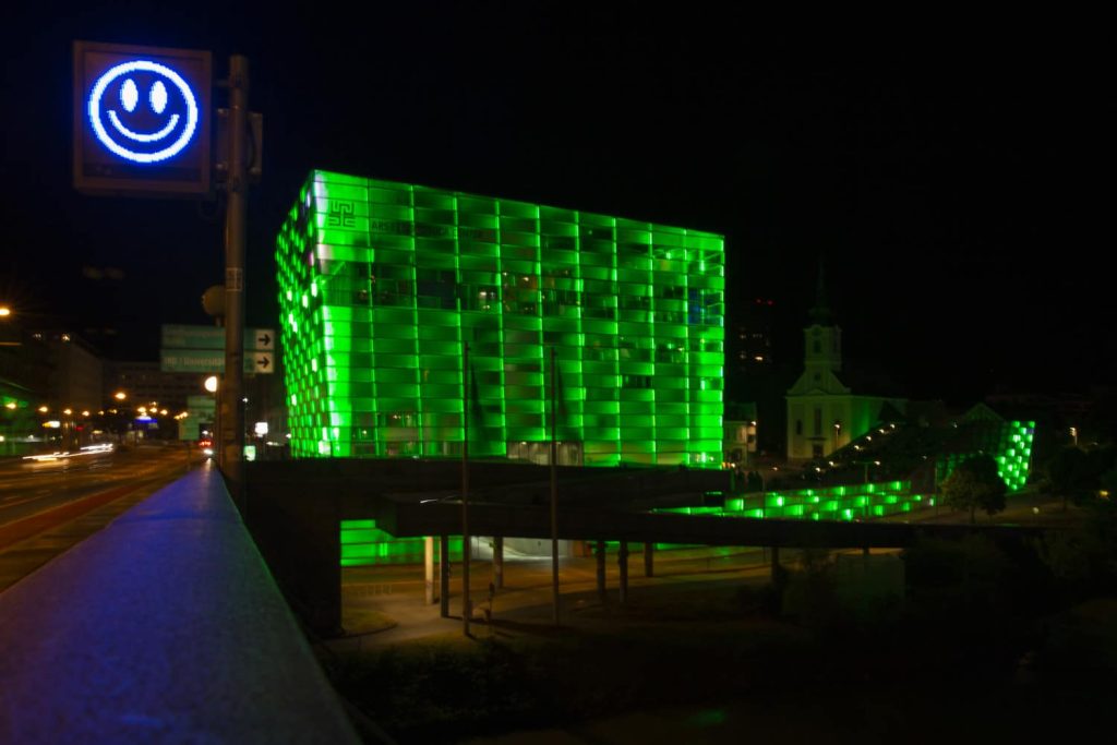 ars-electronica-center-nuit