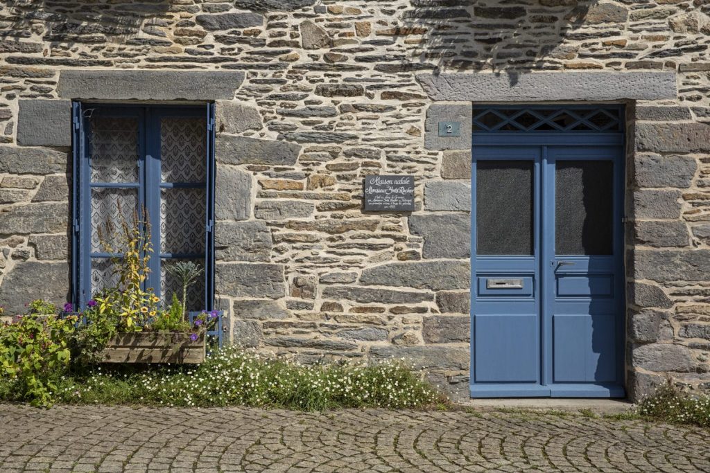 maison de pierre aux portes et fenêtre bleues, maison d'enfance d'yves Rocher