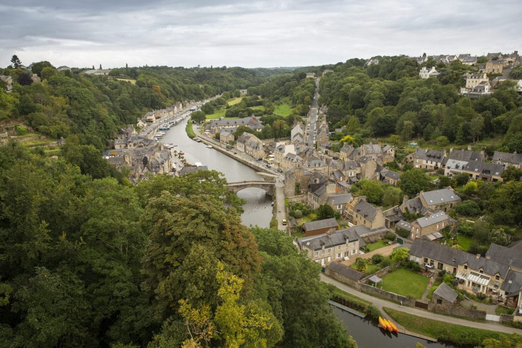 Vue panoramique sur la ville de Dinan construite autour de la Rance