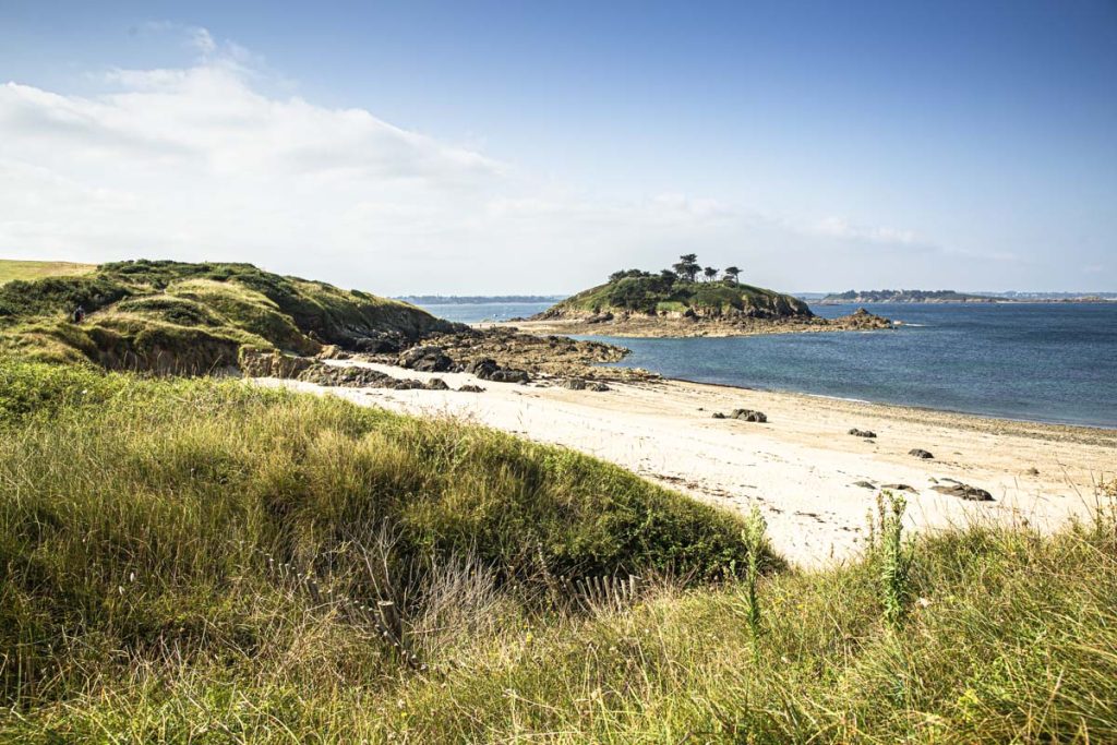 la côte d'émeraude, une destination idéale à découvrir au printemps