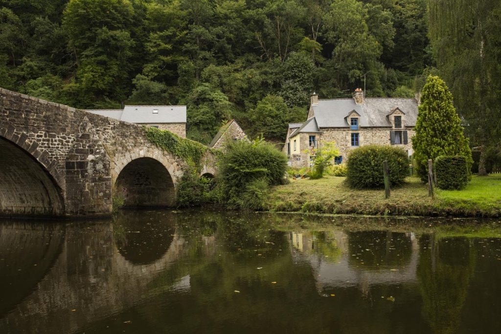 Maison et pont de pierre de Léhon se reflétant dans une rivière