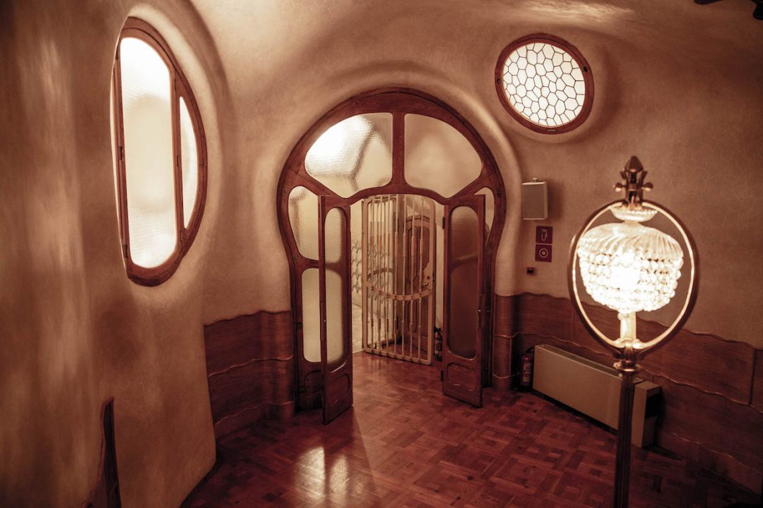 intérieur moderniste en lignes arrondies imaginées par Gaudi pour la casa Battlo