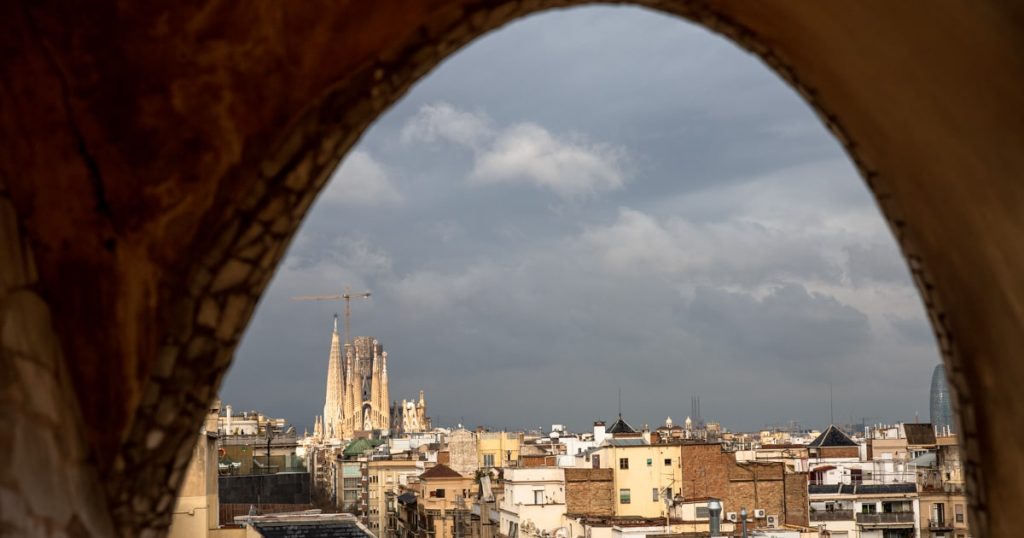 terrasse-de-la-pedrera-vue-sagrada-familia