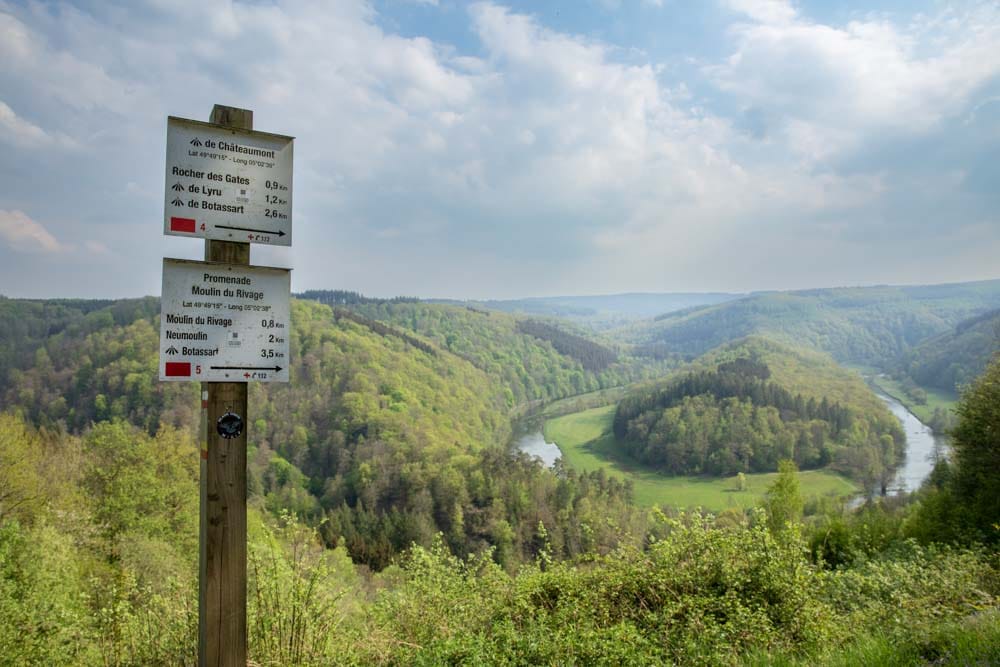 Panneau indiquant les randonnées à faire autour du tombeau du géant en Wallonie