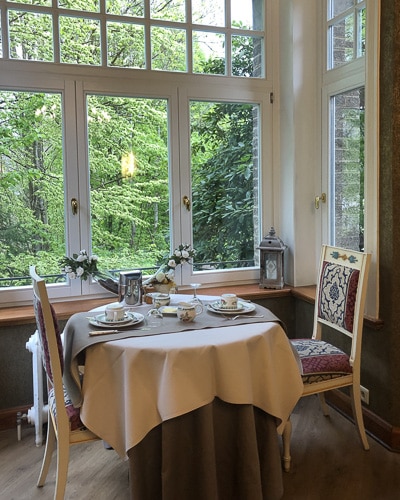 Salle à manger à la décoration rustique de l'hôtel spa la Ferronnière