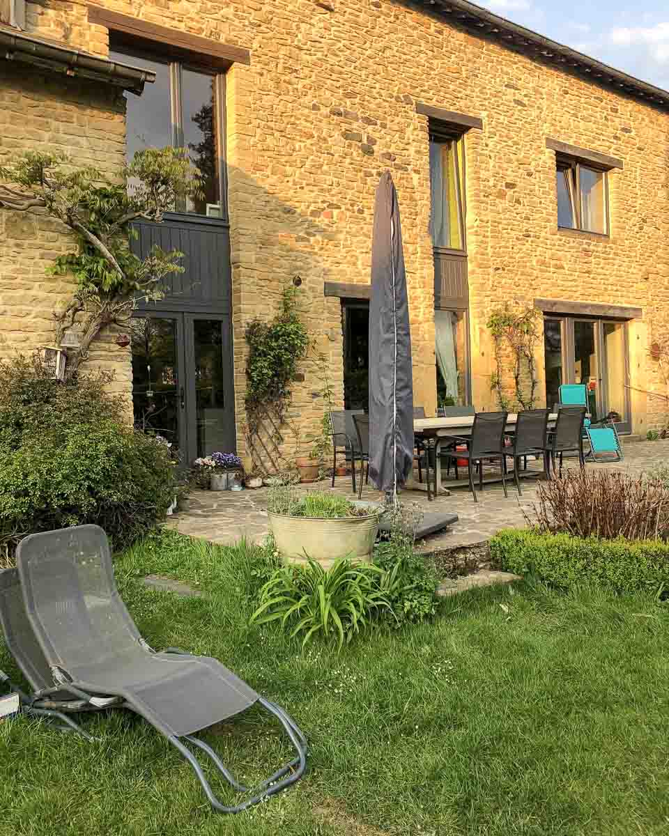 Terrasse des chambres du chat dans la Gaume