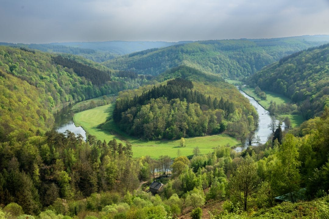 Vue panoramique sur le méandre du tombeau du géant en Belgique