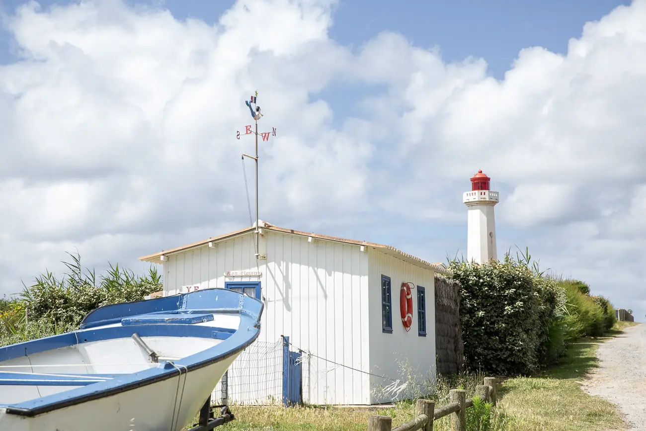 Cabane et phare de la pointe des corbeaux à l'île d'Yeu