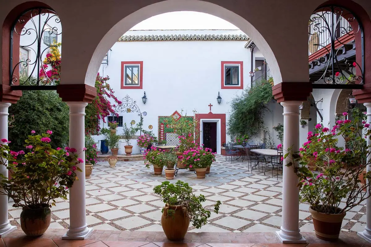 patio fleuri de l'hacienda las alcabalas