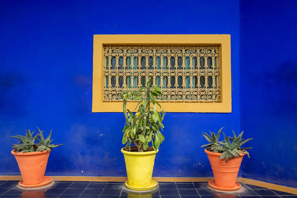 fenêtre et pots de fleurs dans le jardin de Majorelle à Marrakech