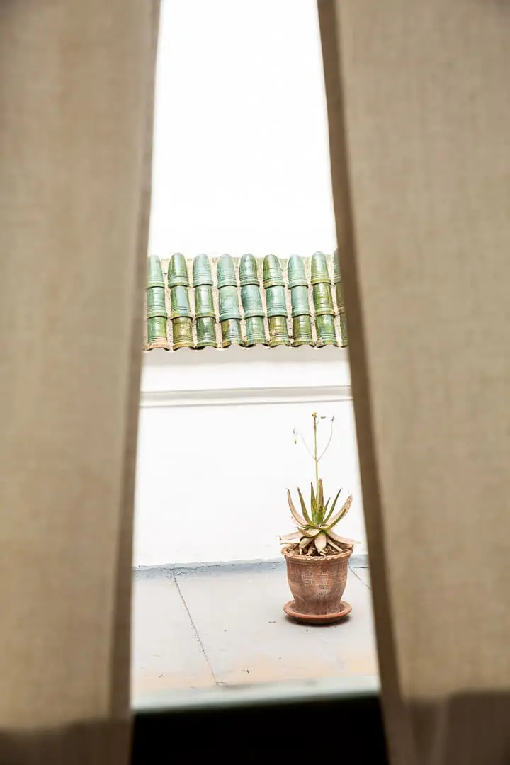 Poésie du détail sur les toits de la maison de la photographie de Marrakech