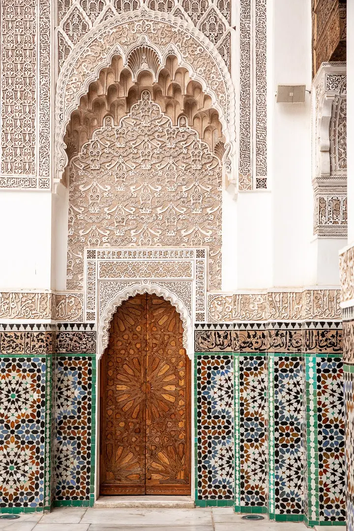 Détail de l'architecture de la medersa ben youssef, à base de bois, de stuck et de faïence