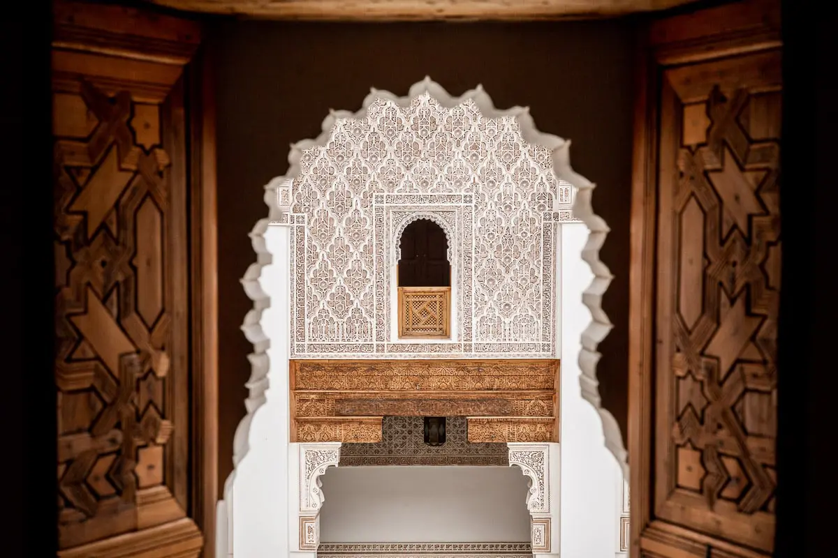Fenêtre de bois sculptée de la Medersa ben youssef, Marrakech