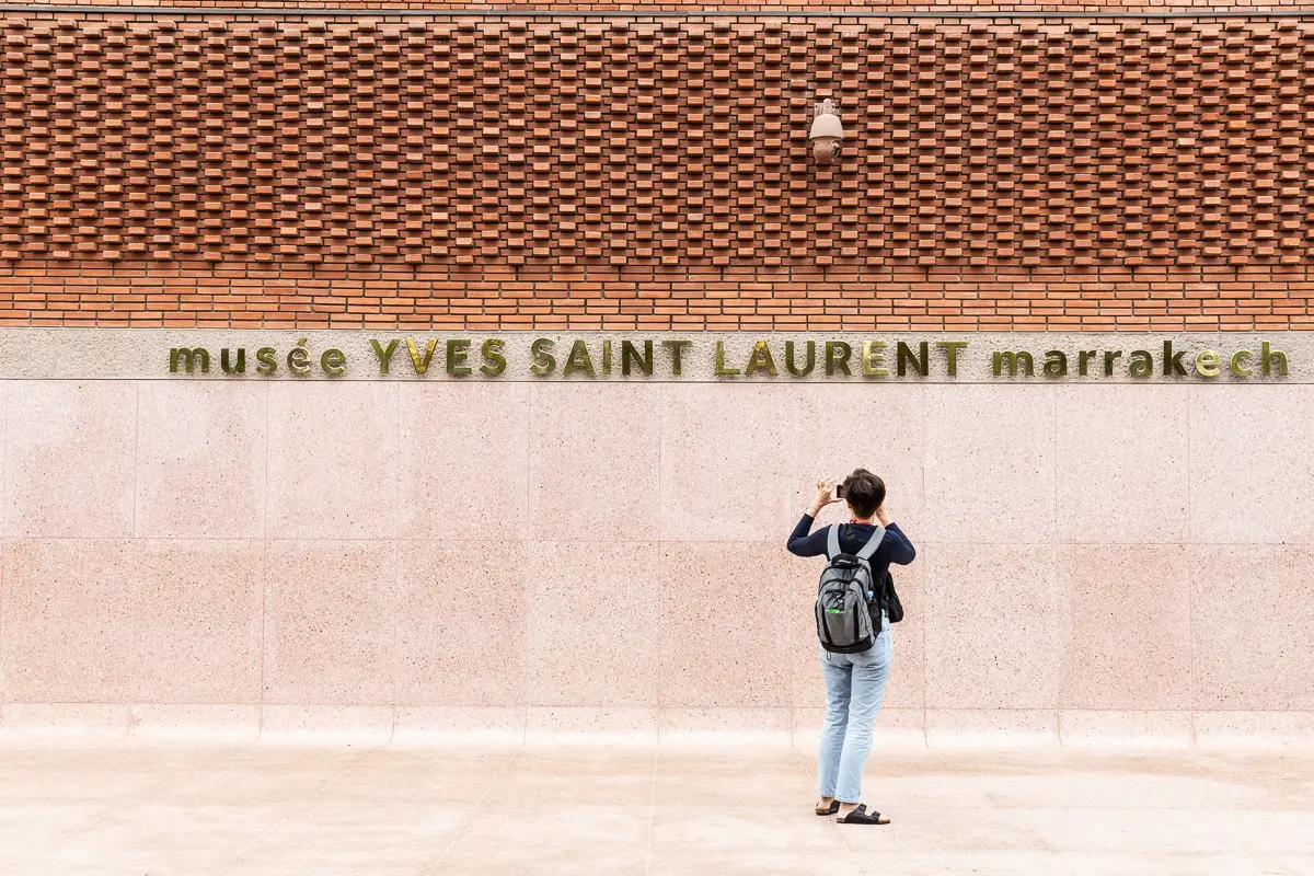 personne prenant en photo la façade du musée Yves Saint Laurent à Marrakech