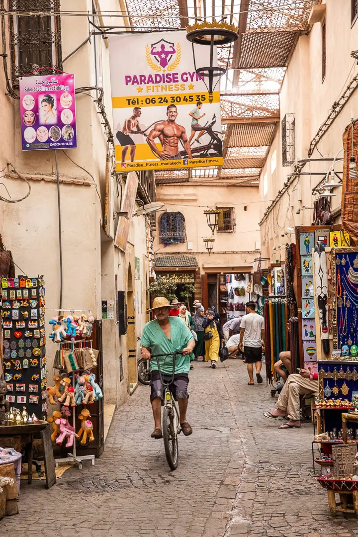 Publicité dans le souk de Marrakech