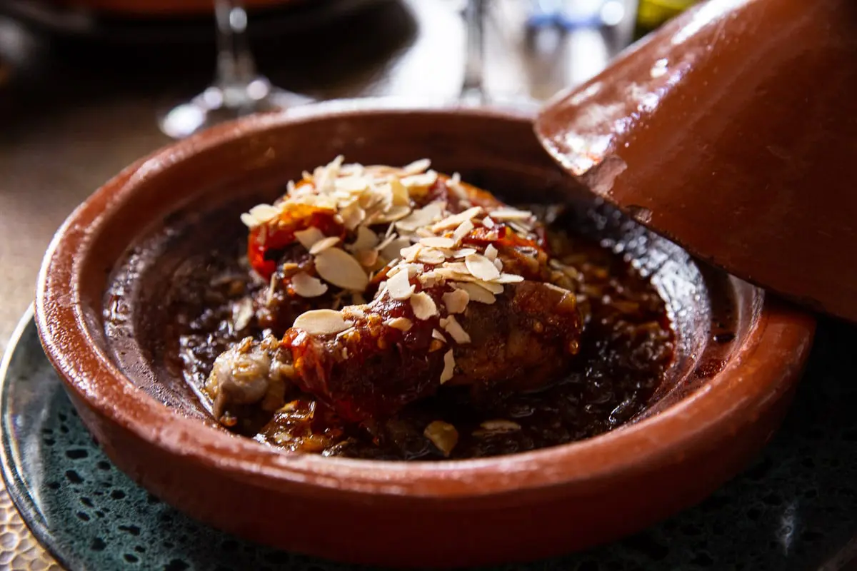Tajine de poulet aux tomates confites et amandes réalisé lors d'un cours de cuisine à marrakech