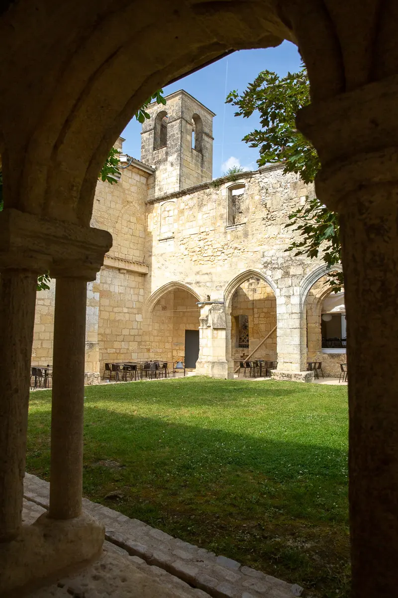 Intérieur roman du cloitre des cordeliers