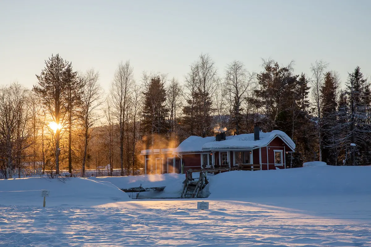 Sauna sur les bords d'un lac gelé, Laponie